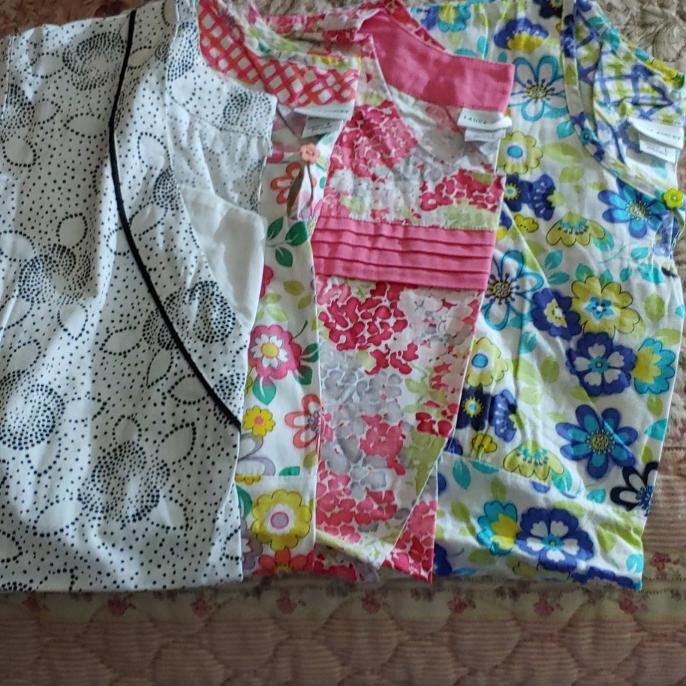 Laura Ashley Lg scrub top!